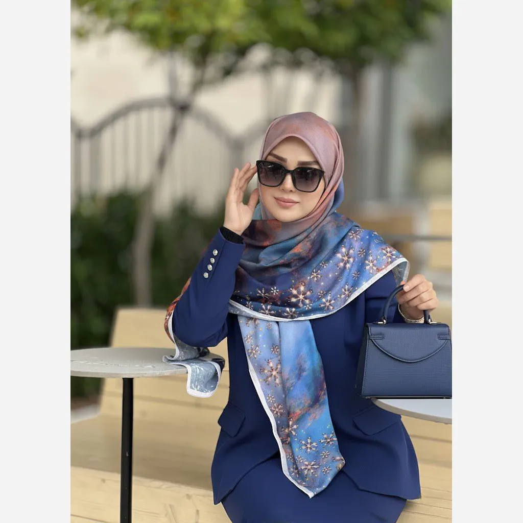 روسری نخ کاستوم طرح آسمان قواره بزرگ 140 سانتیمتر چرخدوز زمینه شیری