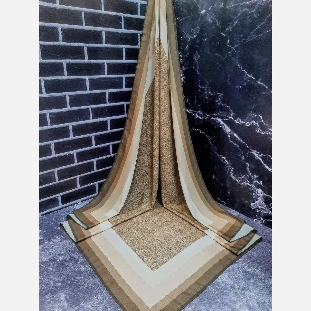 روسری مجلسی نخ کاستوم طرح دور قاب 140x140 سانتیمتر لیز نیست